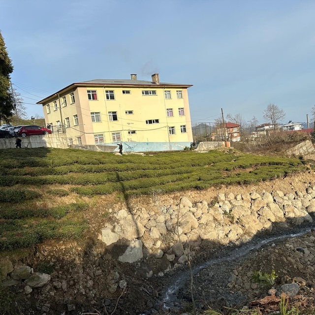 Rize'de bahçesinde çökmeler oluşan okulda eğitime ara verildi