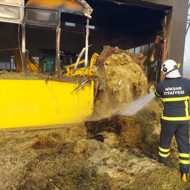 Niksar'da çıkan yangında 19 saman balyası yandı