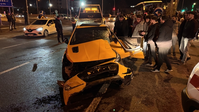 Bingöl'de yolcu otobüsü ile taksinin çarpıştığı kazada 4 kişi yaralandı