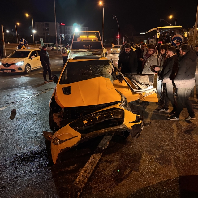 Bingöl'de yolcu otobüsü ile taksinin çarpıştığı kazada 4 kişi yaralandı