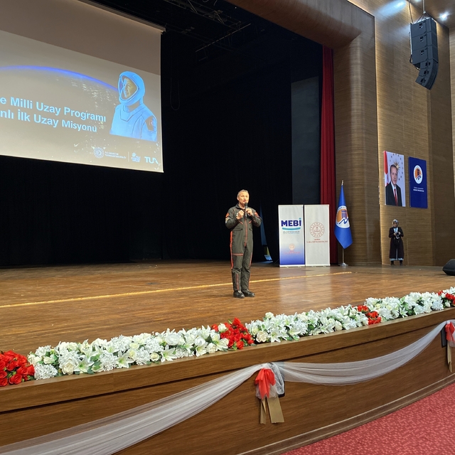 Türkiye'nin ilk astronotu Gezeravcı Mersin'de öğrencilerle buluştu