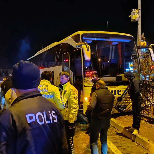 Bingöl'de yolcu otobüsü ile taksi çarpıştı: 4 yaralı