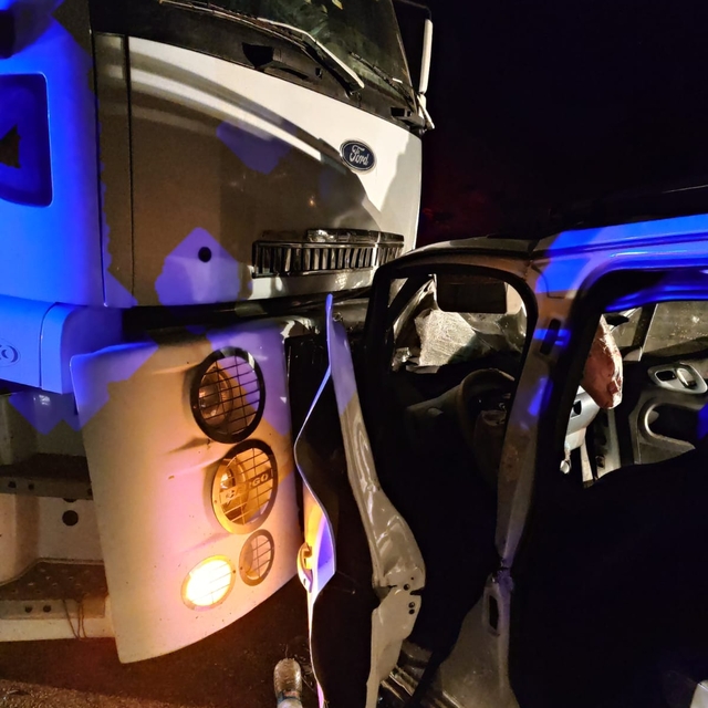 Hakkari'de tırla çarpışan hafif ticari araçtaki 2 kişi yaralandı