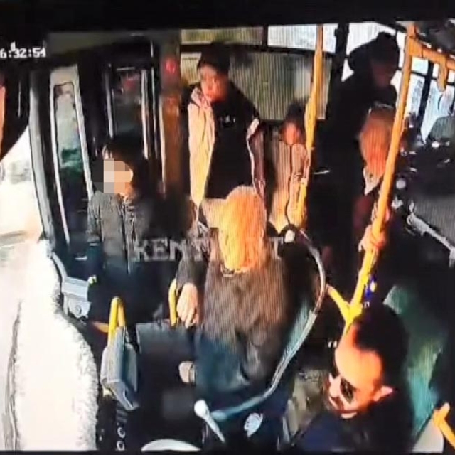 Belediye otobüsünde bayılan çocuk, kapı açılınca asfalta düştü, kafatası kı...