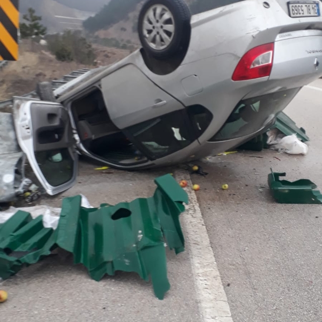 Tokat'ta devrilen otomobildeki çift yaralandı
