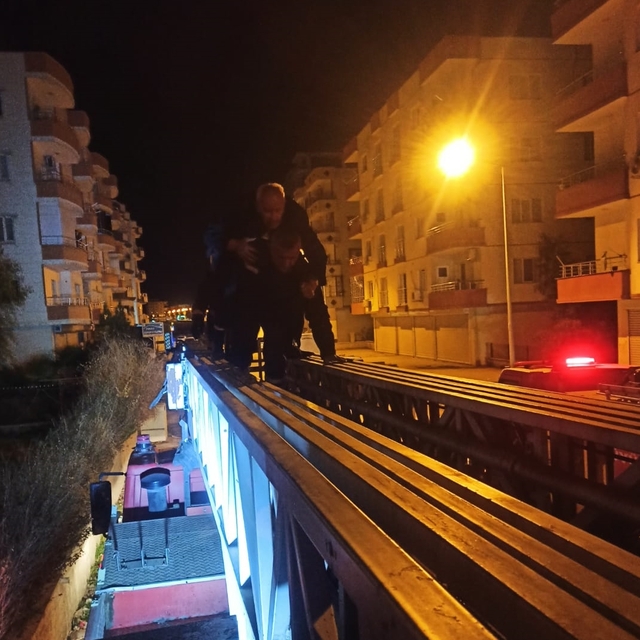 Mardin'de evde çıkan yangında dumandan etkilenen 4 kişi hastaneye kaldırıld...