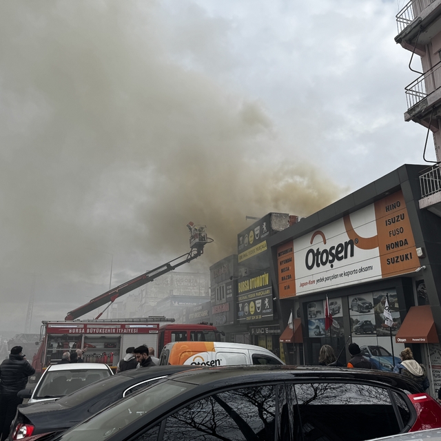 Bursa'da oto aksesuar işletmesinde çıkan yangına müdahale ediliyor