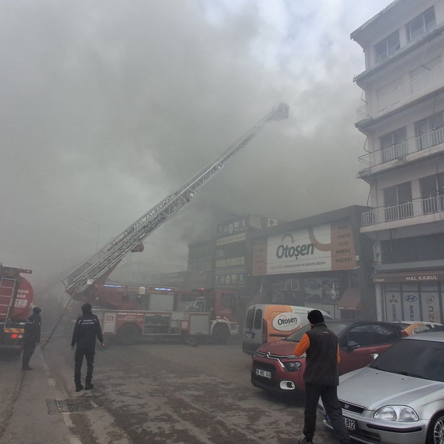Bursa'da oto aksesuar dükkanında çıkan yangın, bitişikteki iş yerine sıçrad...
