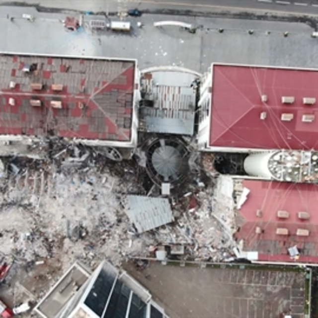 Yerinde dönüşüm kararı alınan Galeria Sitesi'nde ilk kazma martta