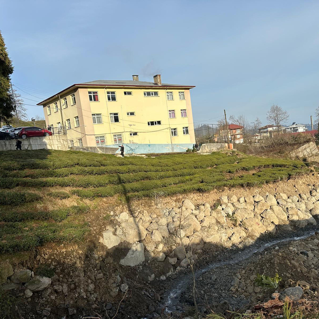 Rize'de bahçede ve beton zemininde çökmeler oluşan okulda eğitime ara