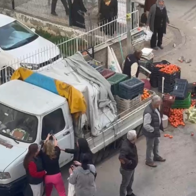 Tartıştığı seyyar satıcının meyvelerini döküp, aracının aynasını kırdı