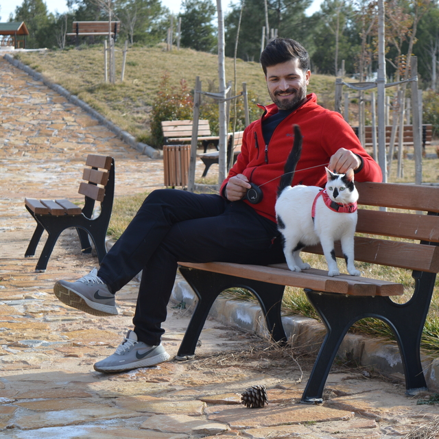 Mardinli itfaiye eri, depremde kurtararak sahiplendiği 'Enkaz'ı yanından ay...