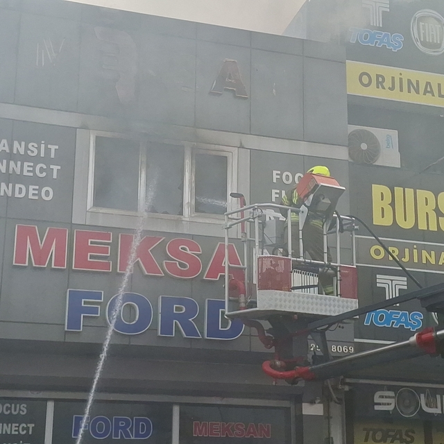 Bursa'da oto aksesuar dükkanında çıkan yangın, bitişikteki iş yerine sıçrad...