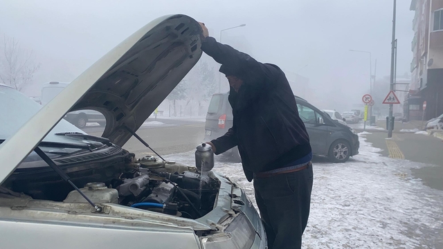 Ardahan buz kesti; donan akülere sıcak su döküp, araçlarını çalıştırdılar
