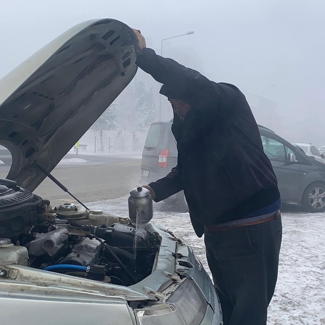 Ardahan buz kesti; donan akülere sıcak su döküp, araçlarını çalıştırdılar