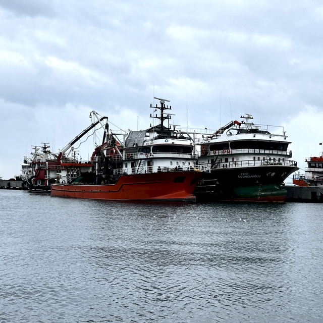 Balıkçılar Karadeniz'de beklenen şiddetli rüzgar öncesi Sinop Limanı'na sığ...