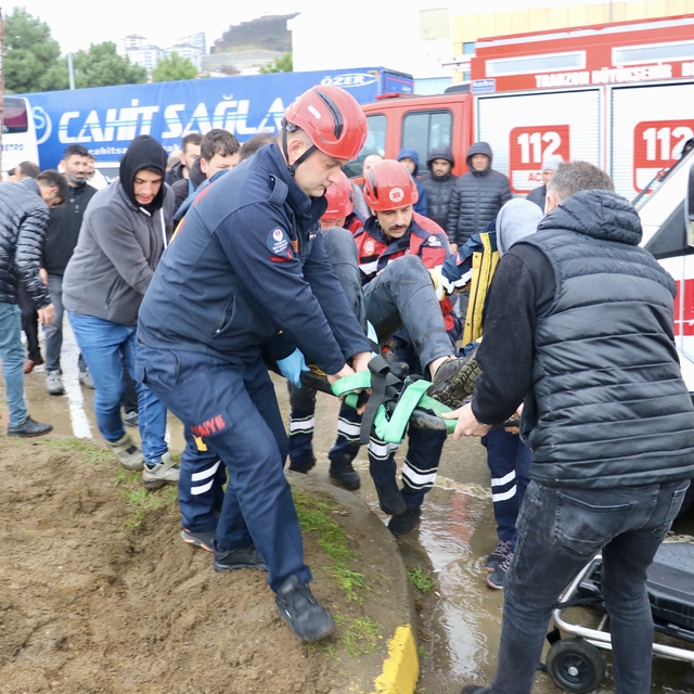 Trabzon'da yol süpürme aracının devrildiği kazada bir işçi yaralandı