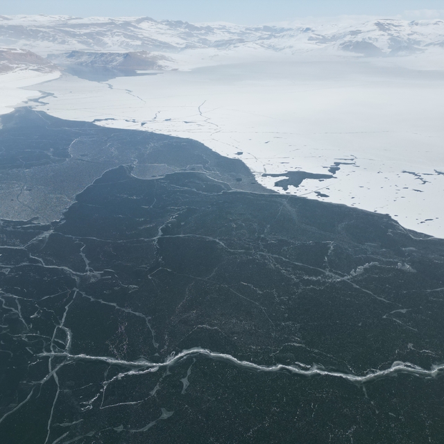 Ağrı'daki Yazıcı Barajı'nın yüzeyi buzla kaplandı