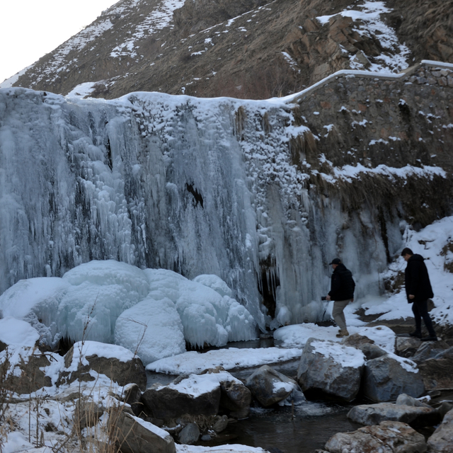 Muş'ta Çar Çayı Şelalesi buz tuttu
