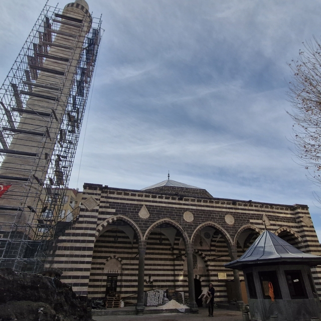 Diyarbakır'da depremde hasar gören 12 tarihi yapıdan 2'sinin restorasyonu t...