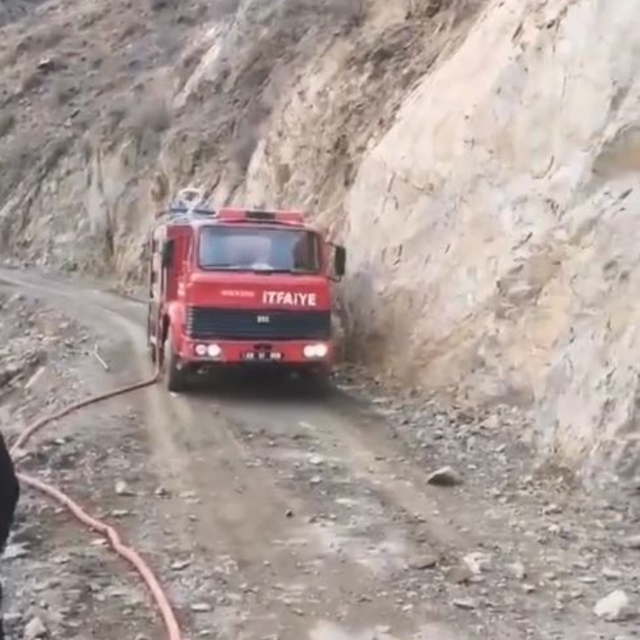 Riskli kayalara itfaiyeden 'yapay heyelan'lı müdahale