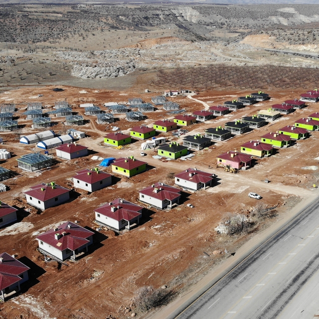 Malatya'nın Doğanşehir ilçesindeki çelik deprem konutlarının yapımı sürüyor