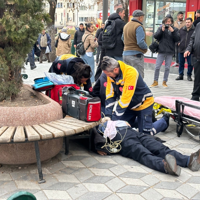Yürürken kalp krizi geçirdi, kalp masajıyla hayata döndürüldü