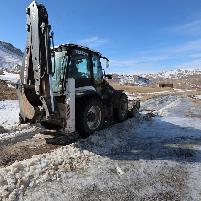 Iğdır'da kar, tipi ve buzlanma nedeniyle kapanan köy yolları ulaşıma açıldı