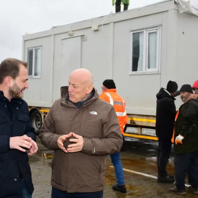 Terme'de evi yanan aileye konteyner ev yardımı