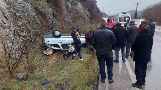 Amasya'da otomobil takla attı: 3 yaralı