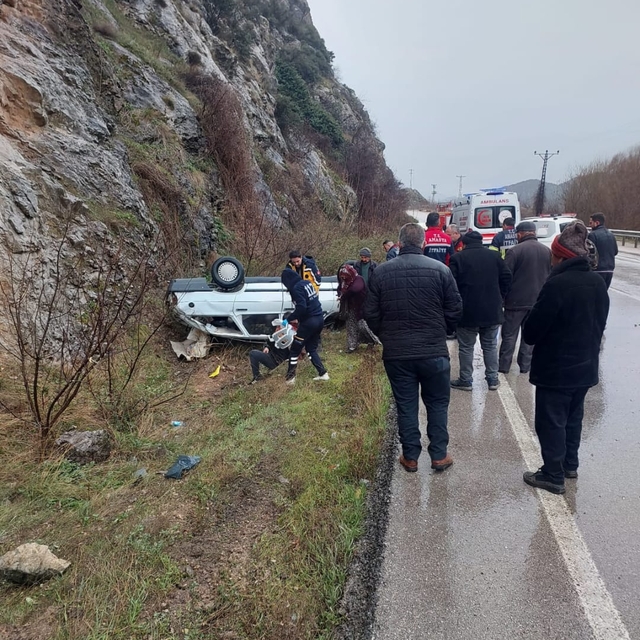 Amasya'da otomobil takla attı: 3 yaralı