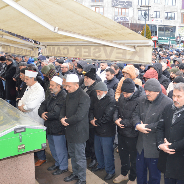 Samsun'da kalp krizi nedeniyle yaşamını yitiren öğretmenin cenazesi defnedi...