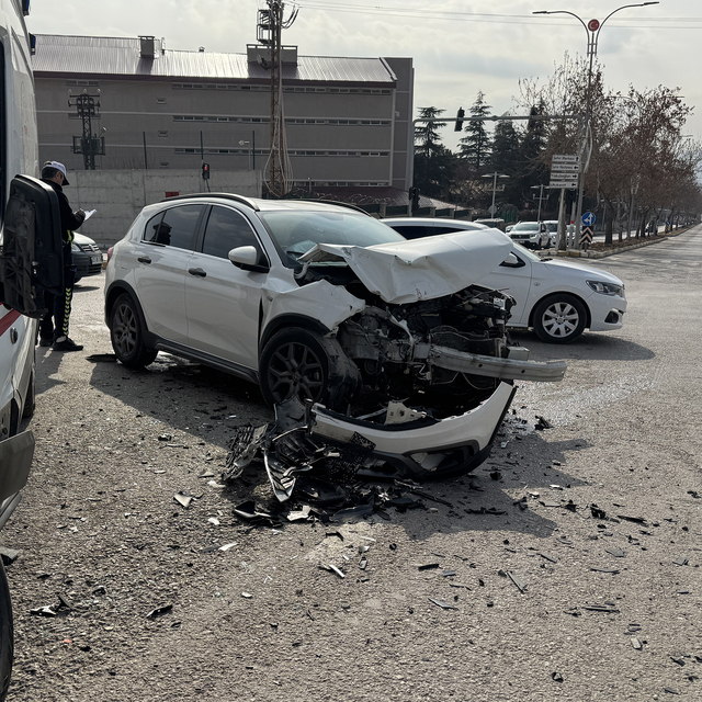 Elazığ'da ambulans ile otomobilin çarpıştığı kazada 2 kişi yaralandı