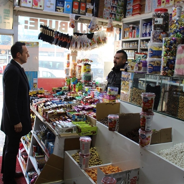 Çaldıran Kaymakamı Süleyman Bakan, esnaf ziyaretinde bulundu