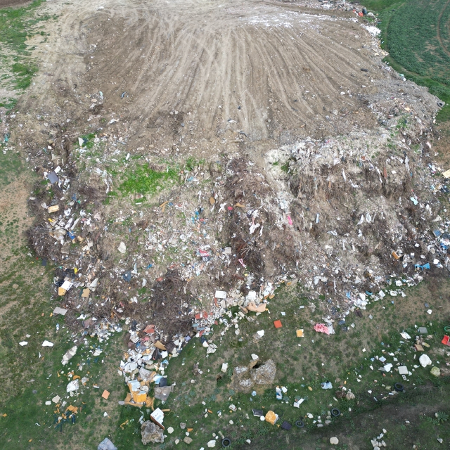 Tekirdağ'da çöp dökülen hafriyat alanı belediye ekiplerince temizleniyor