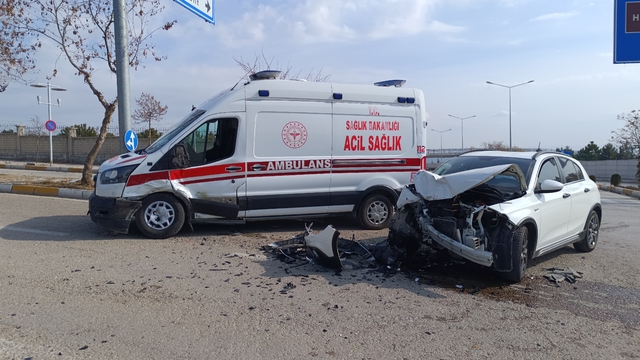 Elazığ'da ambulans ve otomobil çarpıştı: 2 yaralı