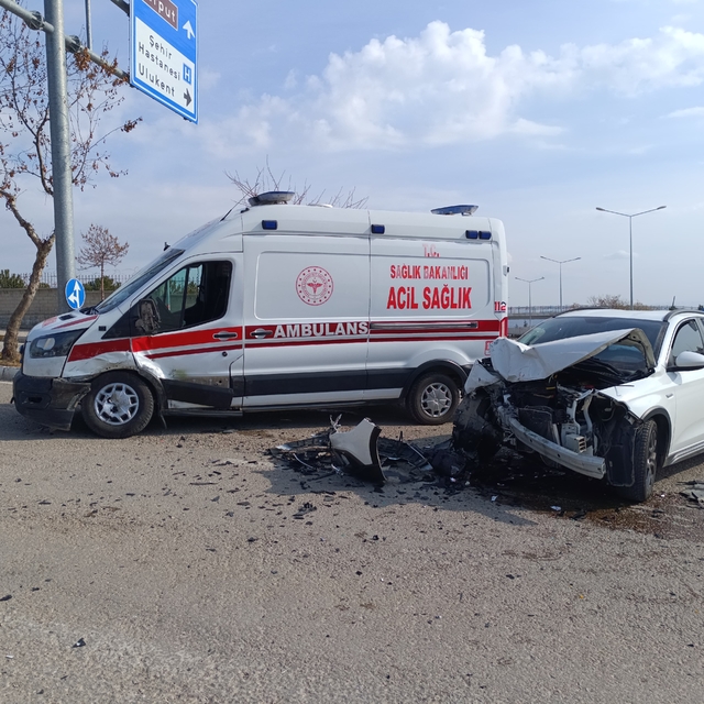 Elazığ'da ambulans ve otomobil çarpıştı: 2 yaralı