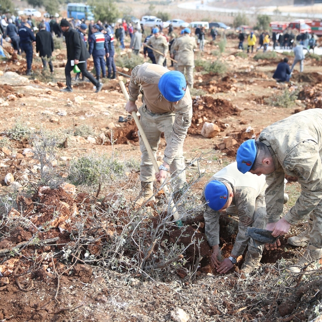 Kahramanmaraş'ta depremde hayatını kaybedenlerin isimleri fidanlarda yaşatı...
