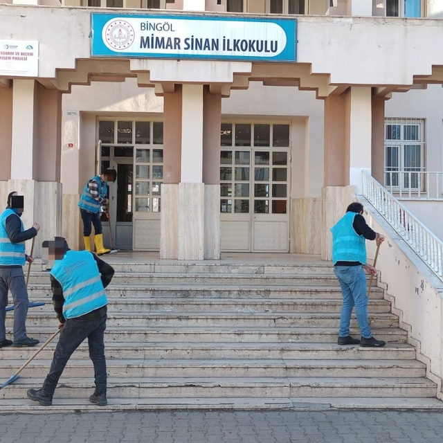 Bingöl'de hükümlüler okullarda temizlik ve bakım çalışması yaptı