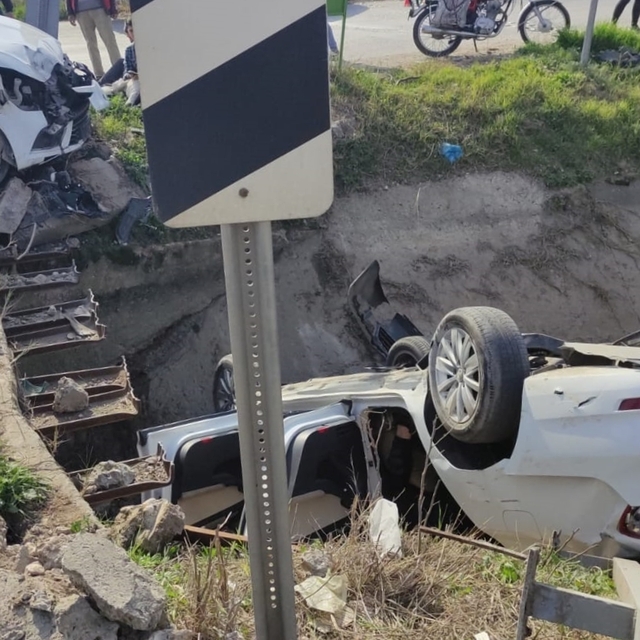 Mersin'de iki otomobilin çarpıştığı kazada 1 kişi öldü, 3 kişi yaralandı