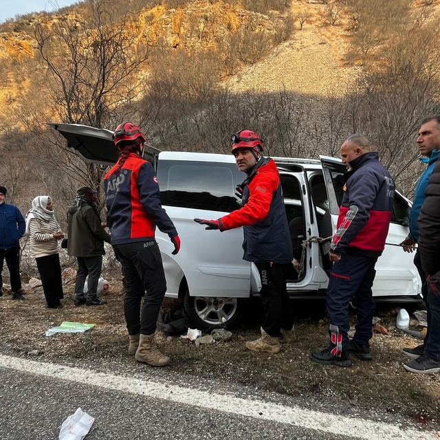 Tunceli'de kayaya çarpan araçtaki 1 kişi öldü, 6 kişi yaralandı