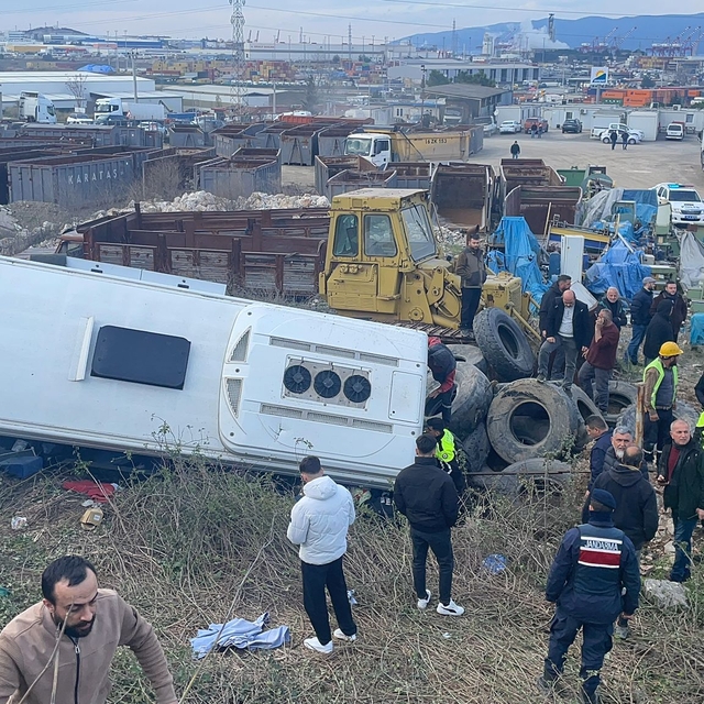 Bursa'da tırla çarpışan otobüsün şarampole devrilmesi sonucu 9 kişi yaralan...