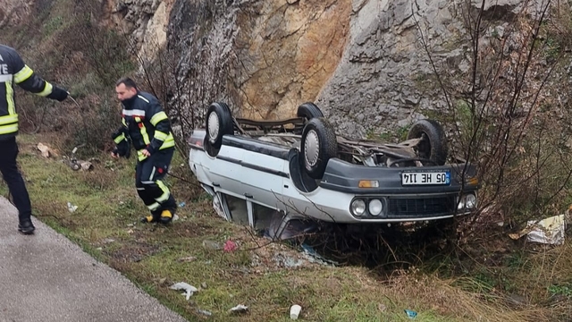 Amasya'da devrilen otomobildeki 3 kişi yaralandı