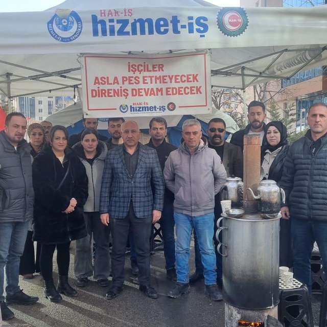 Van'da MHP İl Başkanı Güngöralp, işten çıkarılan belediye çalışanlarını ziy...