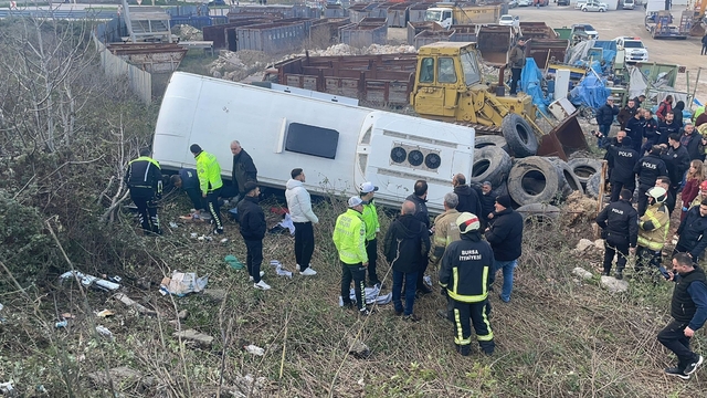 TIR'ın çarptığı işçi servis otobüsü şarampole devrildi; 1'i ağır, 9 yaralı