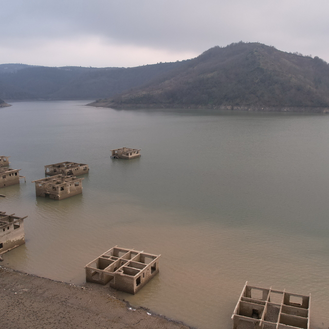 Kızılcapınar Barajı'nda suyun azalmasıyla baraj havzasında ortaya çıkan yap...