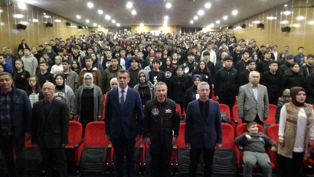 Astronot Alper Gezeravcı Mersin'de öğrencilerle buluştu