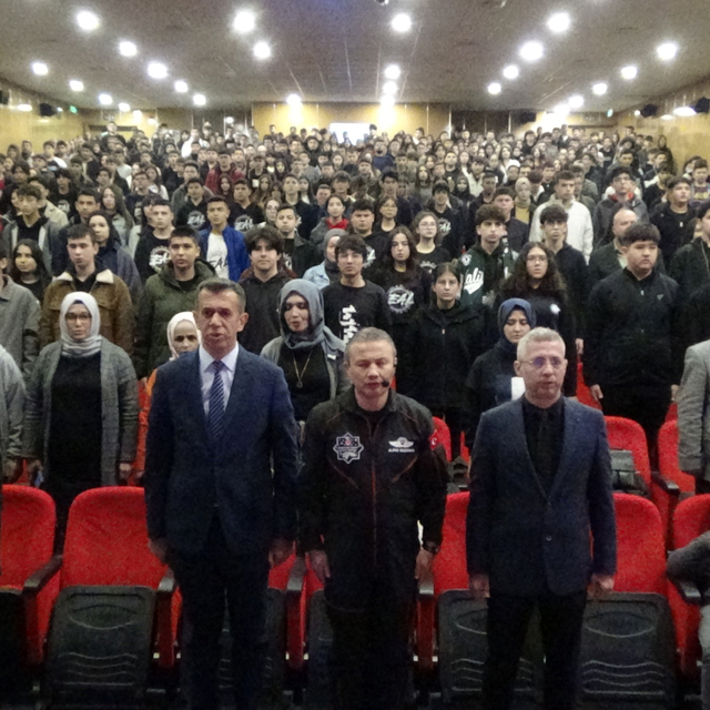 Astronot Alper Gezeravcı Mersin'de öğrencilerle buluştu