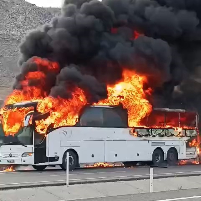 Batman'da yolcu otobüsü alev alev yandı