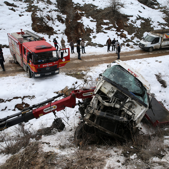 Muş'ta uçurumdan yuvarlanan vinç kullanılamaz hale geldi